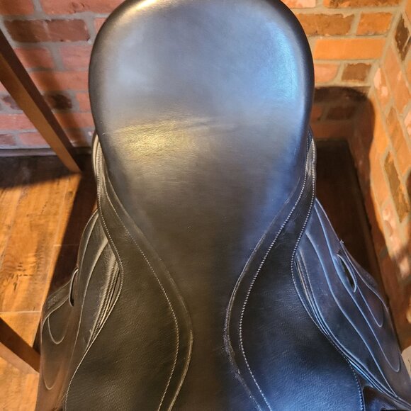 Crosby  18" Monoflap Dressage Saddle with Opti-fit Interchangeable Gullet - Picture 10 of 15